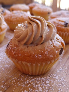 Una foto de Magdalenas sin gluten con pepitas de chocolate y ganache de café