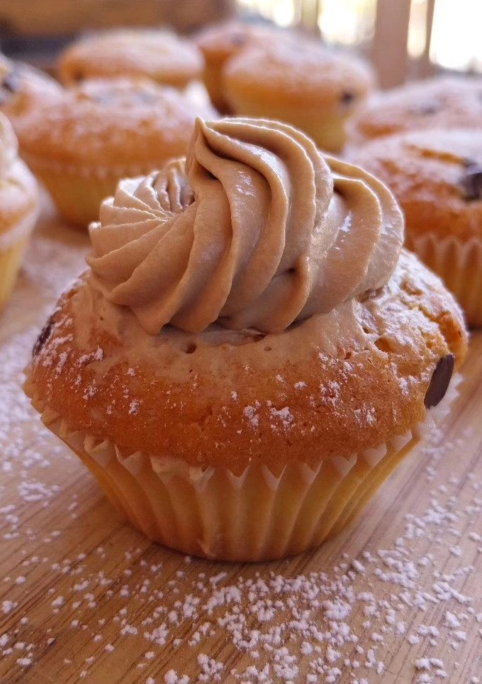Una foto de Magdalenas sin gluten con pepitas de chocolate y ganache de café