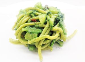 Foto di Bigoli con crema di catalogna, catalogna, patate e peperoncino