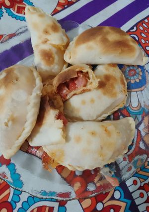 Una foto de Empanadas de tomate, queso y salchichas