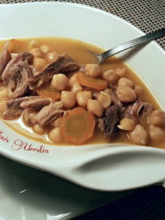 Una foto de Potaje de garbanzos con gallina y verduras