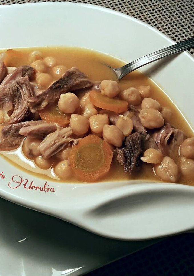 Una foto de Potaje de garbanzos con gallina y verduras