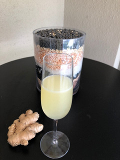 Una foto de Pisco sour con jengibre