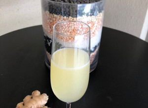 Una foto de Pisco sour con jengibre