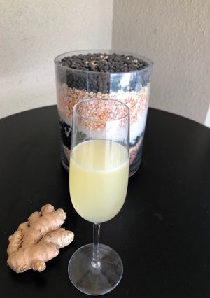 Una foto de Pisco sour con jengibre