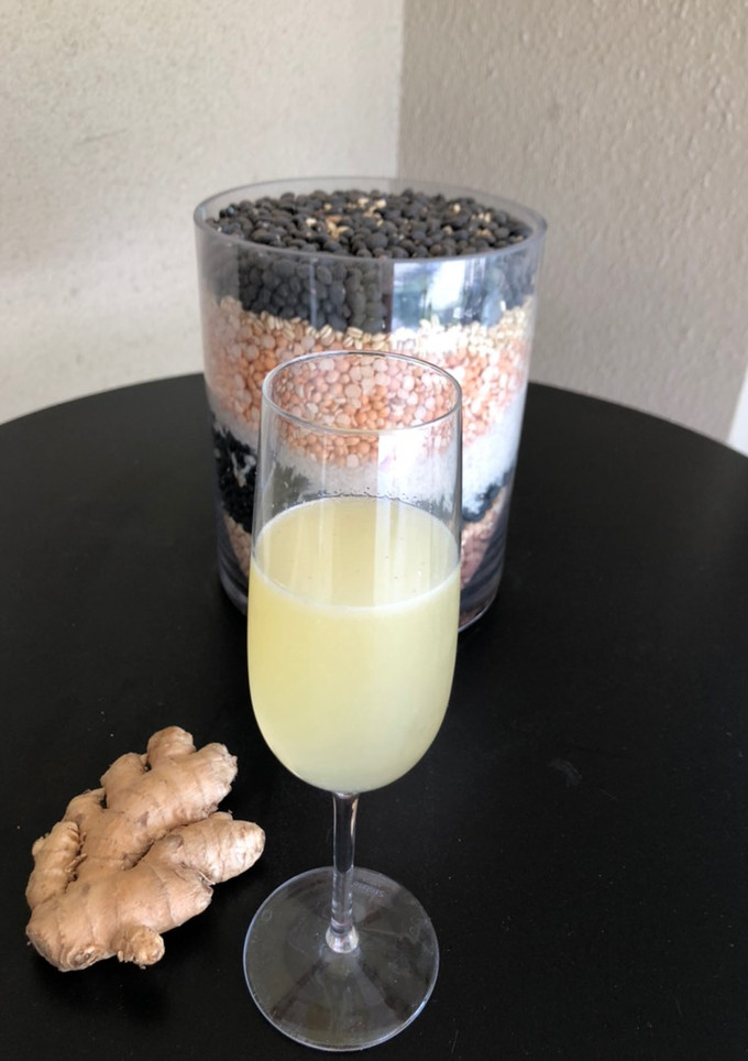 Una foto de Pisco sour con jengibre