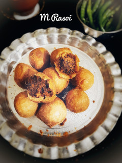 मिनी कचोरी (mini kachori recipe in marathi) रेसिपी चे मुख्य फोटो