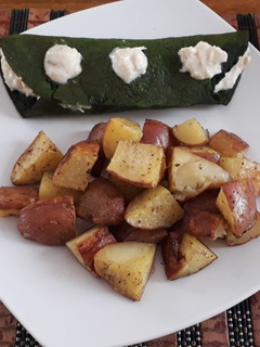Una foto de Panqueque de espinaca relleno con papas rústicas