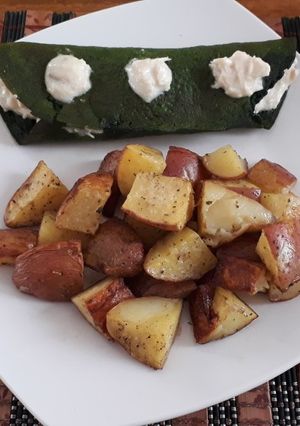 Una foto de Panqueque de espinaca relleno con papas rústicas
