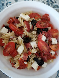 Una foto de Ensalada de pasta a la italiana 🥗🍝🇮🇹