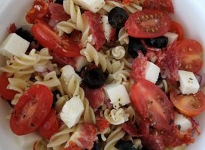 Una foto de Ensalada de pasta a la italiana 🥗🍝🇮🇹