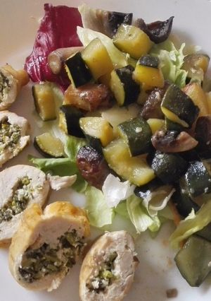 Petrezselymes krémmel göngyölt csirkemell, sült zöldségekkel recept fotója