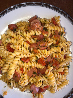 Una foto de Tornillos con salchicha y tomates cherry