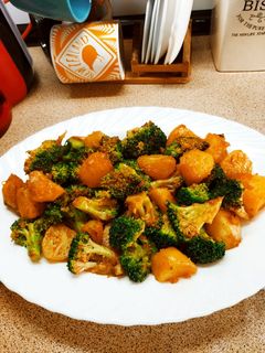 Una foto de Brócoli con patatas al pimentón