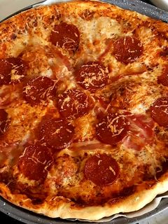 Szalámis pizza recept fotója