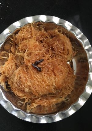 મીઠી સેવ (Mithi Sev Recipe In Gujarati) રેસીપી મુખ્ય ફોટો