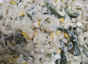 Una foto de Pasta codito con rajas de poblano, queso, elote y crema