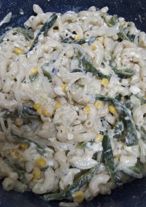 Una foto de Pasta codito con rajas de poblano, queso, elote y crema