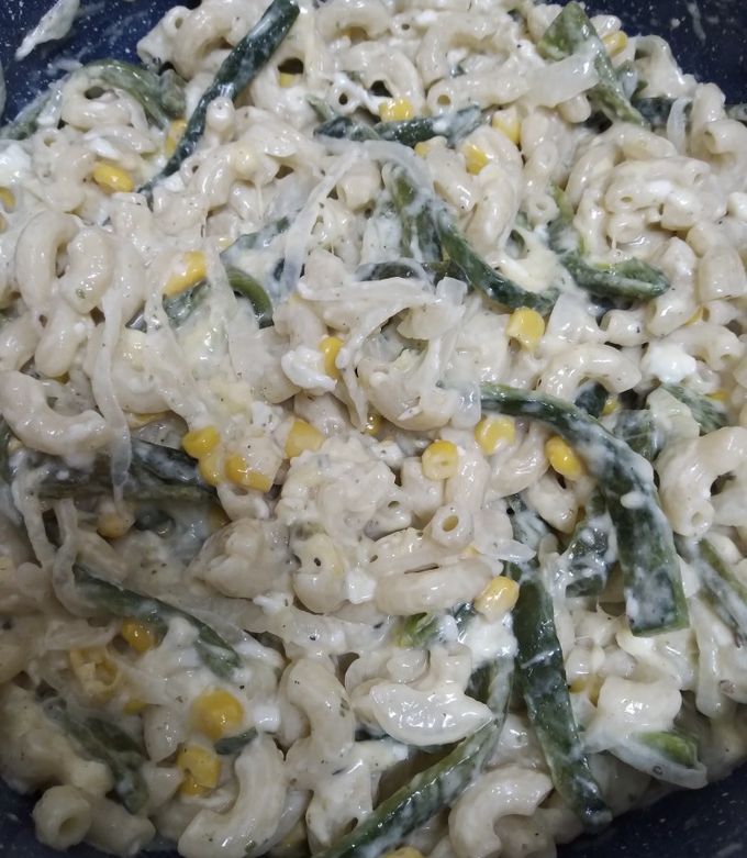 Una foto de Pasta codito con rajas de poblano, queso, elote y crema