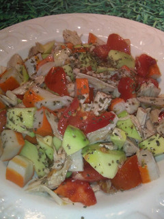 Una foto de Ensalada de pollo con surimi y aguacate