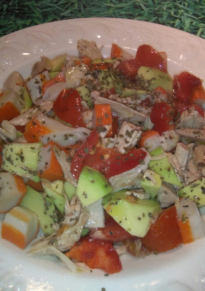 Una foto de Ensalada de pollo con surimi y aguacate