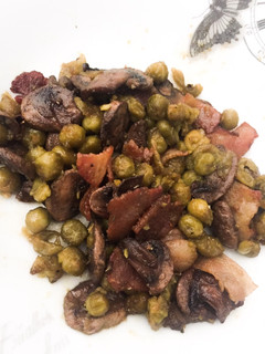 Una foto de Guisantes con bacon y champiñones
