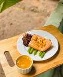 Cá hồi áp chảo muối hồng sốt chanh dây