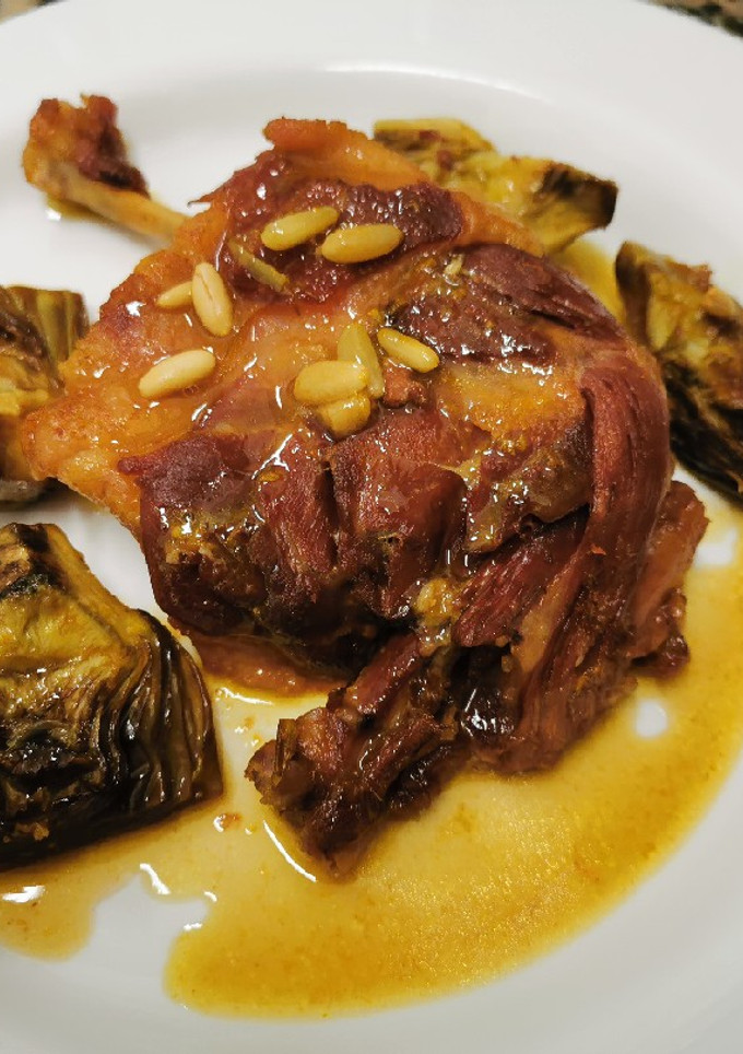 Una foto de Cuixes de'ànec amb carxofes i salsa de taronja i Porto