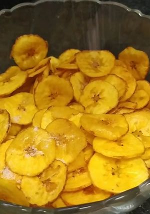 કેરાલા બનાના ચિપ્સ (Kerala Banana Chips Recipe In Gujarati) રેસીપી મુખ્ય ફોટો