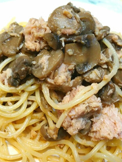 Una foto de Spaghetti funghi e tonno