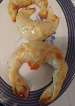 Una foto de Medialunas de jamón y queso