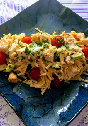 Cukkinis csirkés tészta fehérboros tejszínes szószban recept fotója