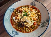 Una foto de sopa de arvejas y papa