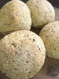 Una foto de Pancitos negros con harina integral de trigo sarraceno, sin gluten, veganos, sin levadura