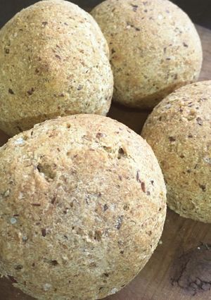 Una foto de Pancitos negros con harina integral de trigo sarraceno, sin gluten, veganos, sin levadura