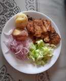 Pescado frito con papas y ensalada