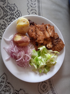 Una foto de Pescado frito con papas y ensalada