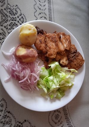 Una foto de Pescado frito con papas y ensalada