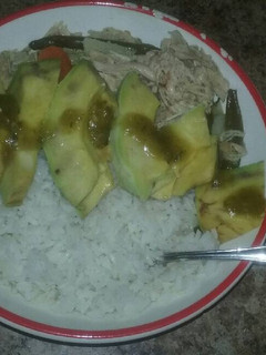 Una foto de Una sopa con pique y arroz blanco🍲😈🍚🌋