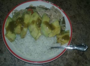 Una foto de Una sopa con pique y arroz blanco🍲😈🍚🌋