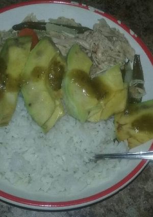 Una foto de Una sopa con pique y arroz blanco🍲😈🍚🌋