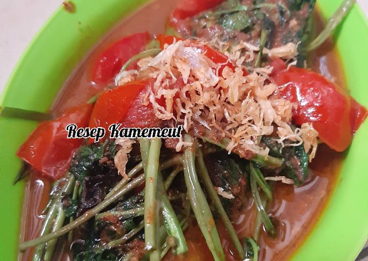 Langkah Mudah untuk Menyiapkan Cah kangkung terasi, Enak Banget