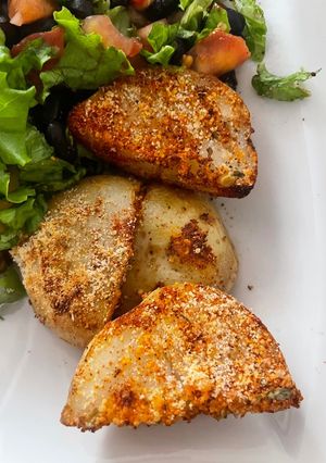 Una foto de Papitas asadas con queso parmesano