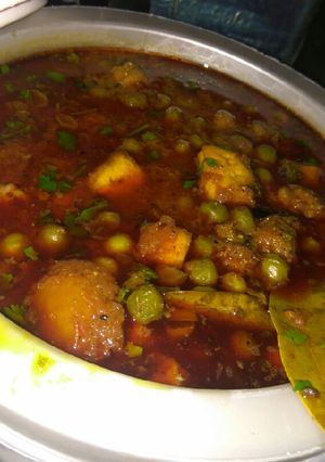 A picture of Matar Paneer.