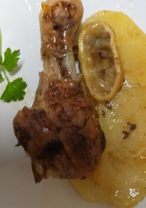 Una foto de Jamoncitos de pollo asado con patatas al vino blanco
