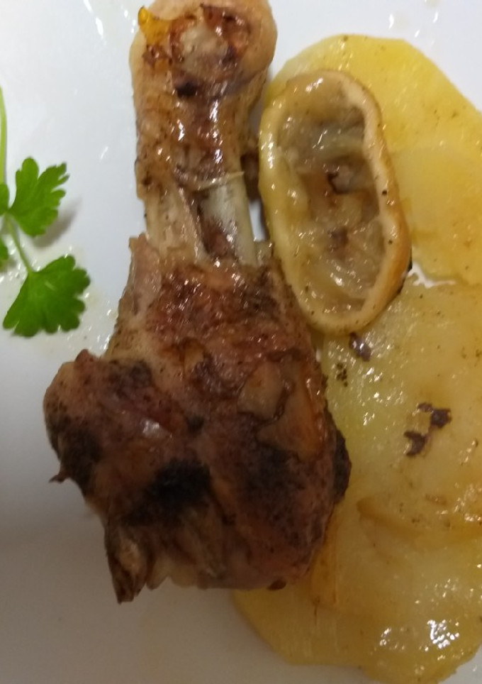 Una foto de Jamoncitos de pollo asado con patatas al vino blanco