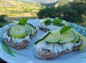 Une photo de Tartine menthe/chevre/courgette