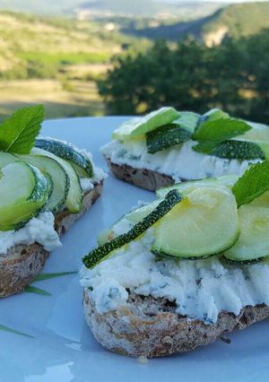 Une photo de Tartine menthe/chevre/courgette