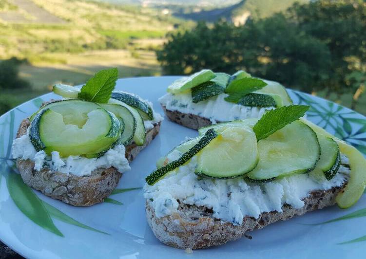 Tartine menthe/chevre/courgette