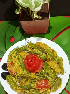 A picture of Dherosh Sorshe Poshto (Bhindi mustard Poppy seeds paste).